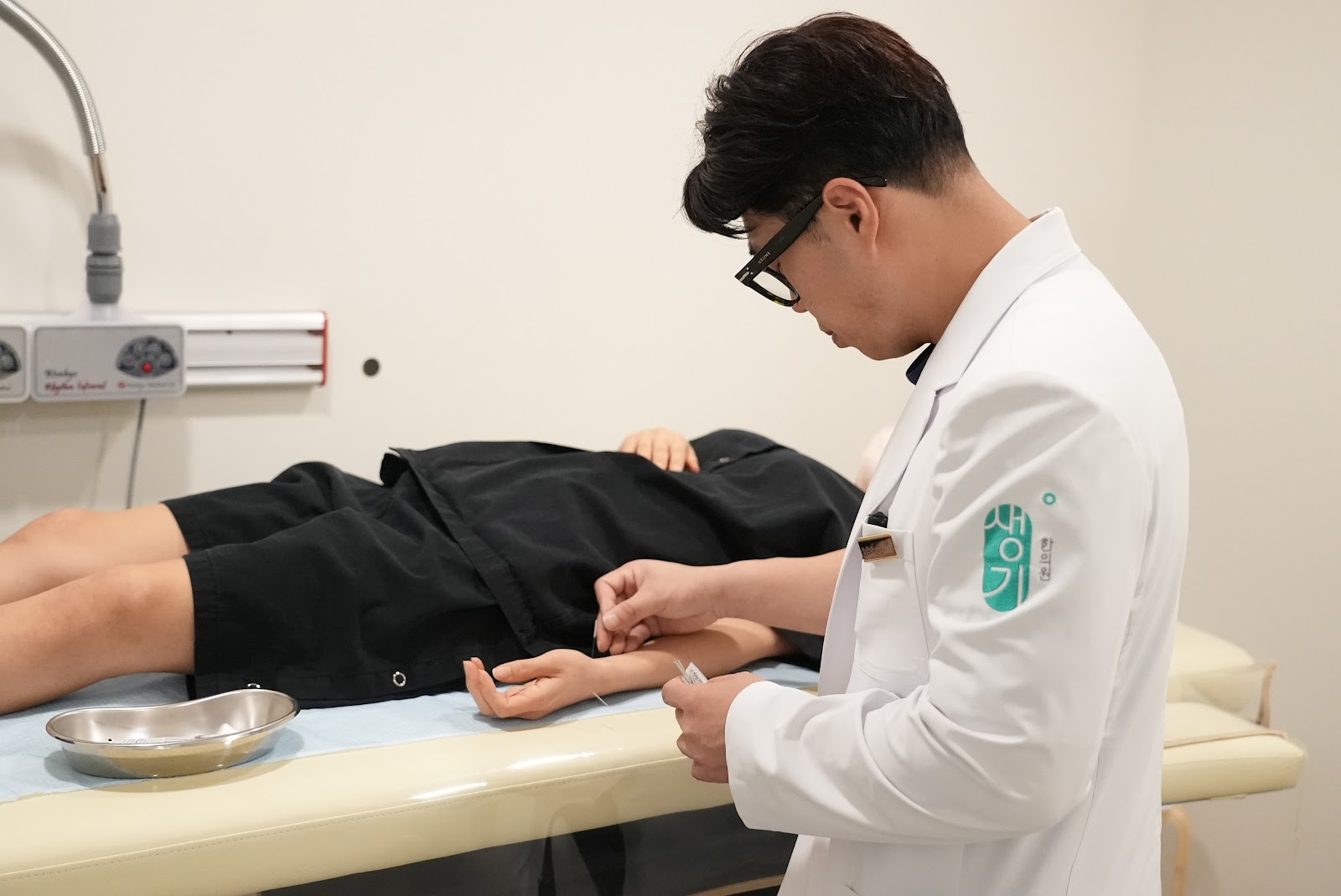 치료실에서 피부 상태에 맞춰 치료를 진행합니다.